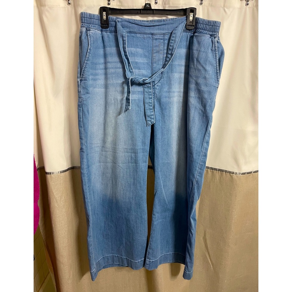 Levi’s jeans, size 18, very cute and comfy.